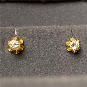 Pair of diamond stud earrings, 14k yellow gold